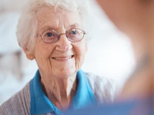 Seniorin lacht fröhlich