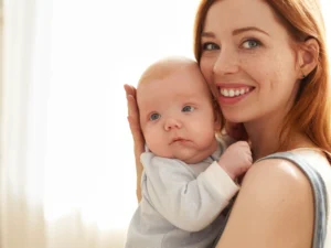 Mutter hält ihr Baby liebevoll in den Händen