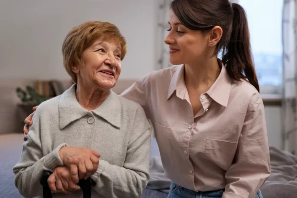 Junge Frau und Seniorin unterhalten sich herzlich