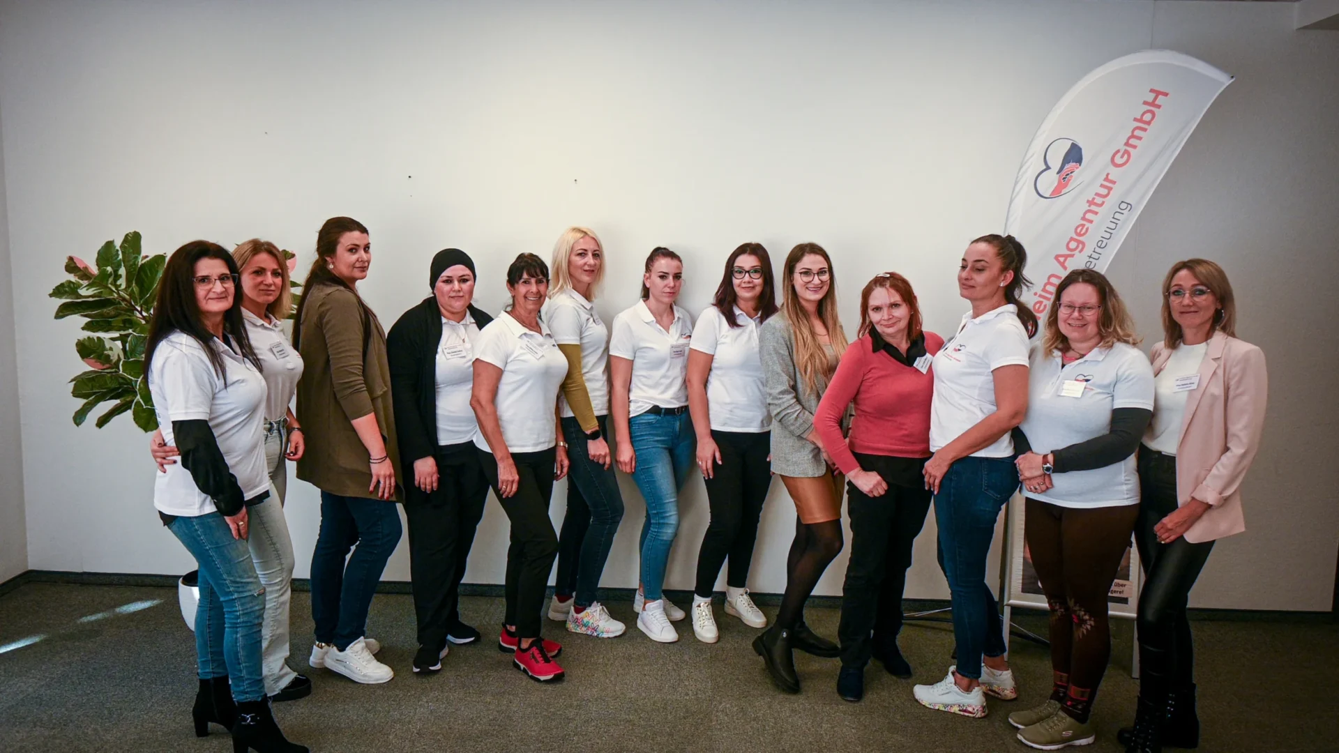 Gemeinsames Foto des Teams der Daheim Agentur GmbH in der Zentrale