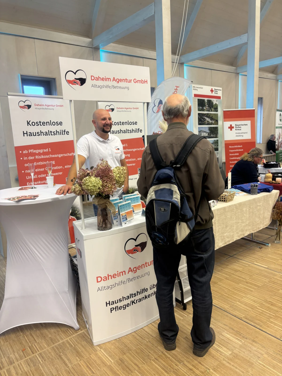Daheim Agentur GmbH im Gespräch mit Kunden auf der Messe