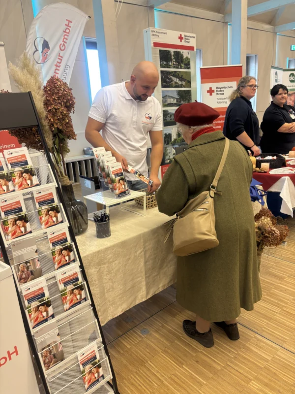 Mitarbeiter der Daheim Agentur GmbH beraten Kunden persönlich auf einer Fachmesse