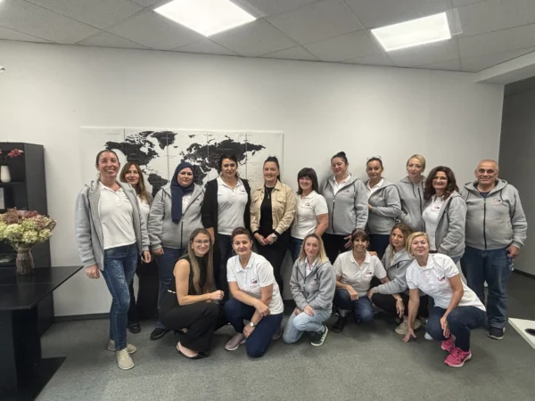 Team der Daheim Agentur GmbH gemeinsam in der Bürozentrale