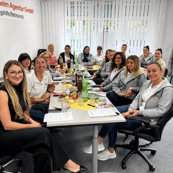 Teamfoto_Gruppenbild_Daheim-Agentur-GmbH_Karriere